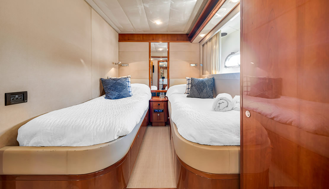 85 Ferretti w/ Jacuzzi - Miami yacht rental