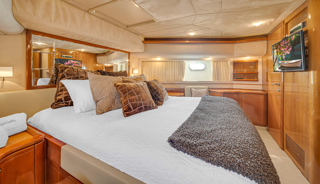 85 Ferretti w/ Jacuzzi - Miami yacht rental