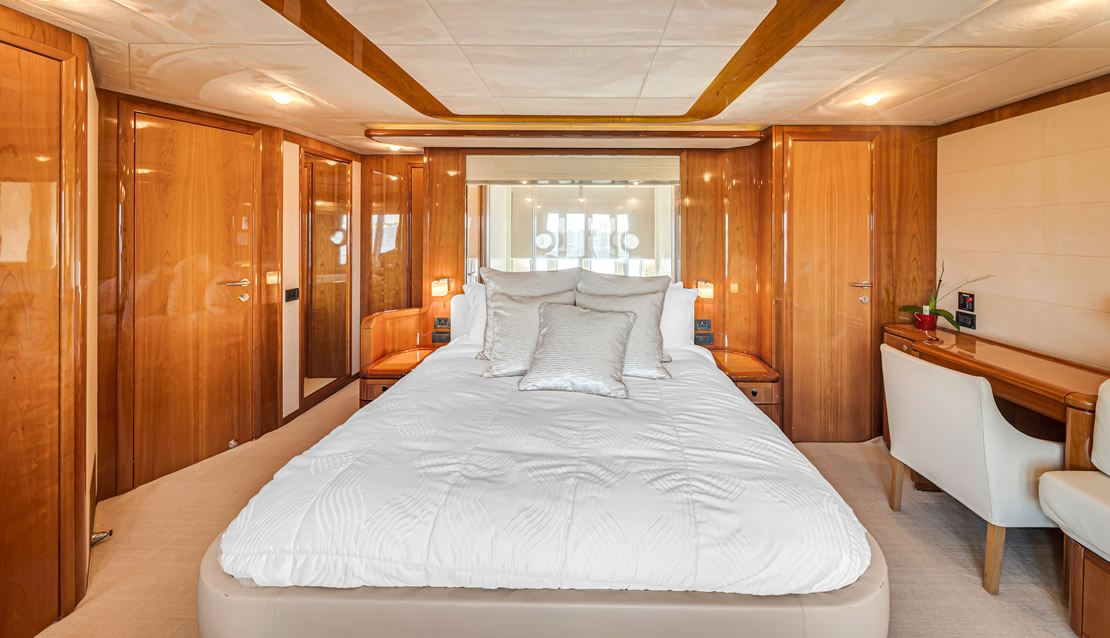 85 Ferretti w/ Jacuzzi - Miami yacht rental