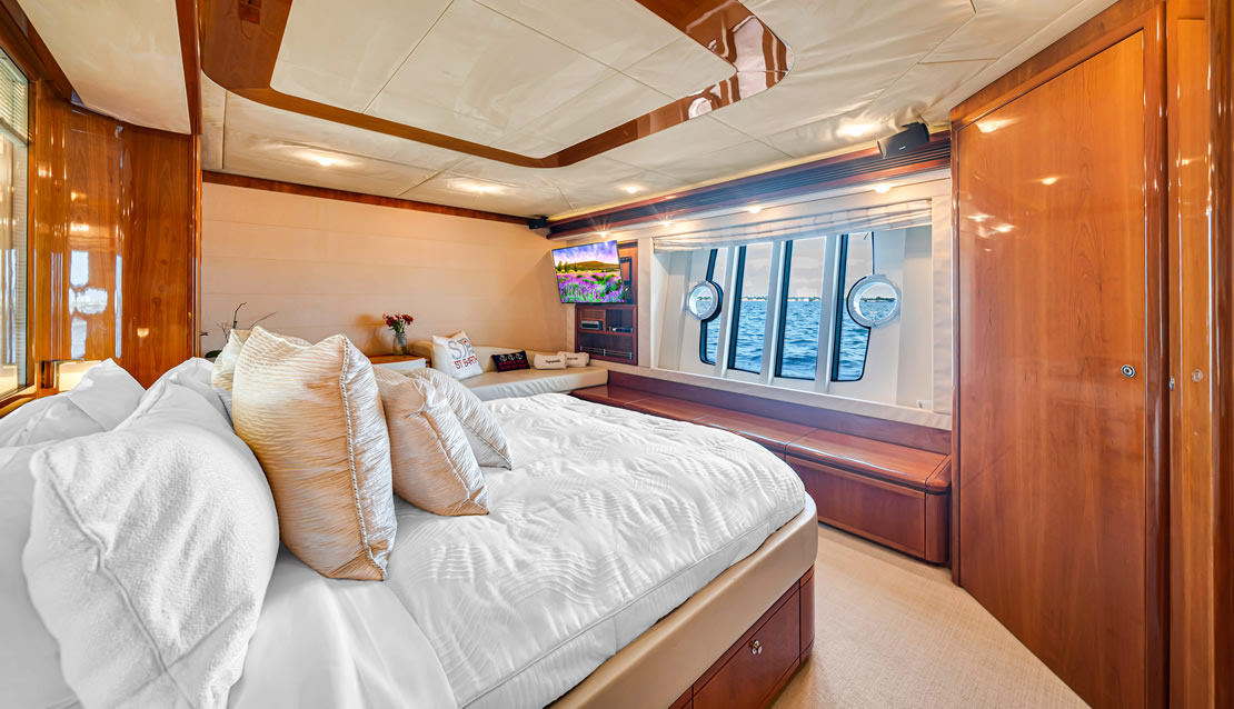 85 Ferretti w/ Jacuzzi - Miami yacht rental