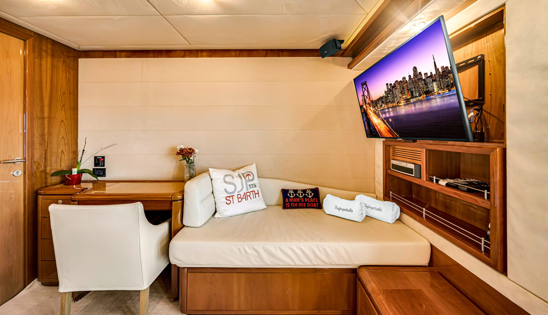 85 Ferretti w/ Jacuzzi - Miami yacht rental