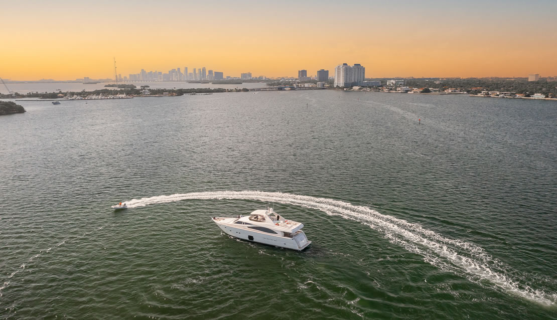85 Ferretti w/ Jacuzzi - Miami yacht rental