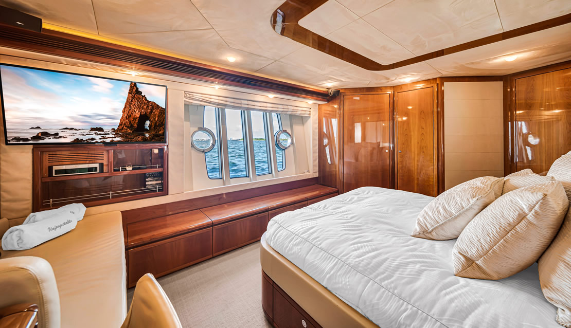 85 Ferretti w/ Jacuzzi - Miami yacht rental