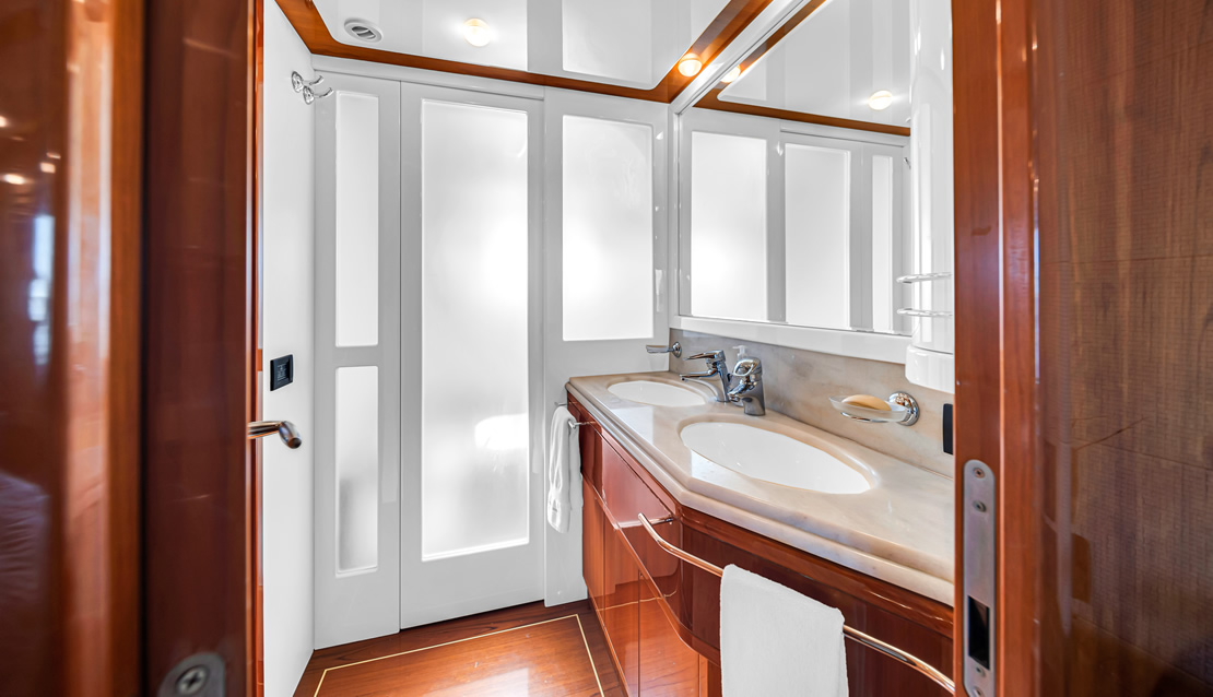 85 Ferretti w/ Jacuzzi - Miami yacht rental