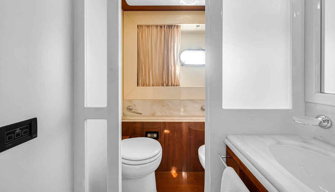 85 Ferretti w/ Jacuzzi - Miami yacht rental