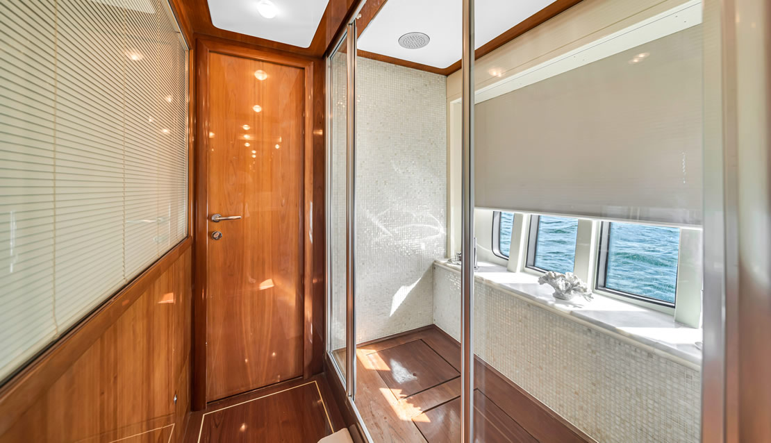 85 Ferretti w/ Jacuzzi - Miami yacht rental