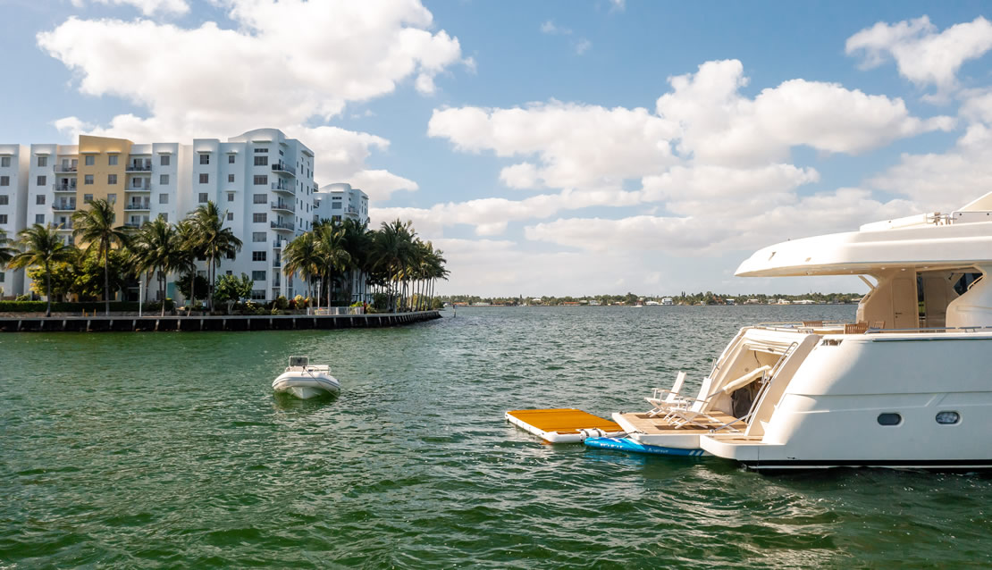85 Ferretti w/ Jacuzzi - Miami yacht rental