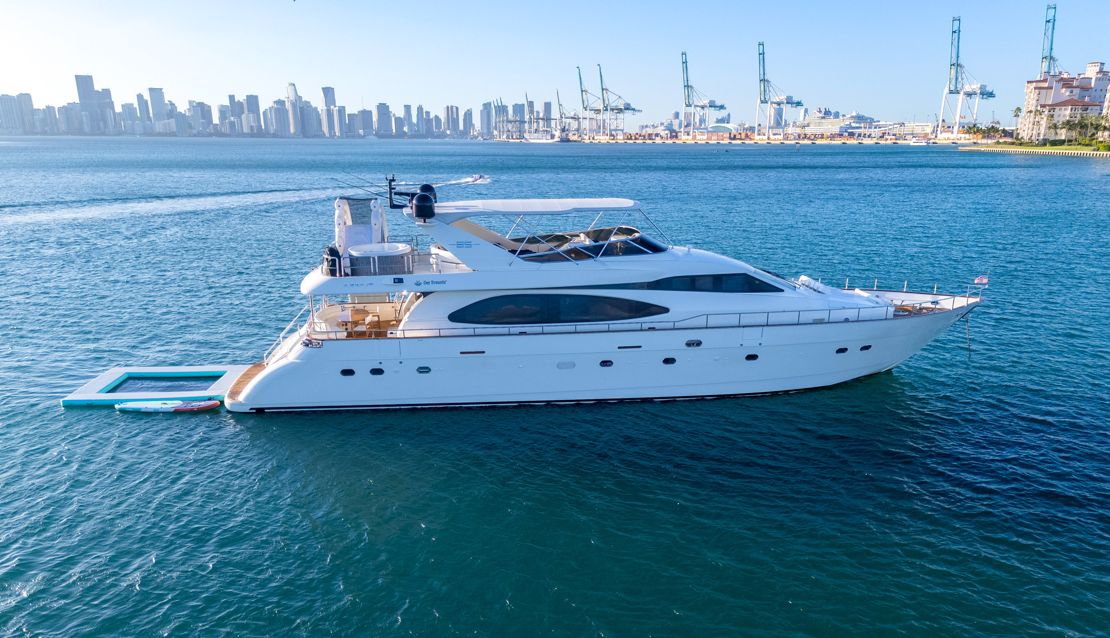 90 Azimut w/ Jacuzzi Slide & Pool - Miami yacht rental