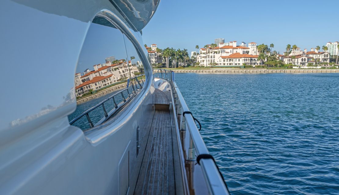 90 Azimut w/ Jacuzzi Slide & Pool - Miami yacht rental