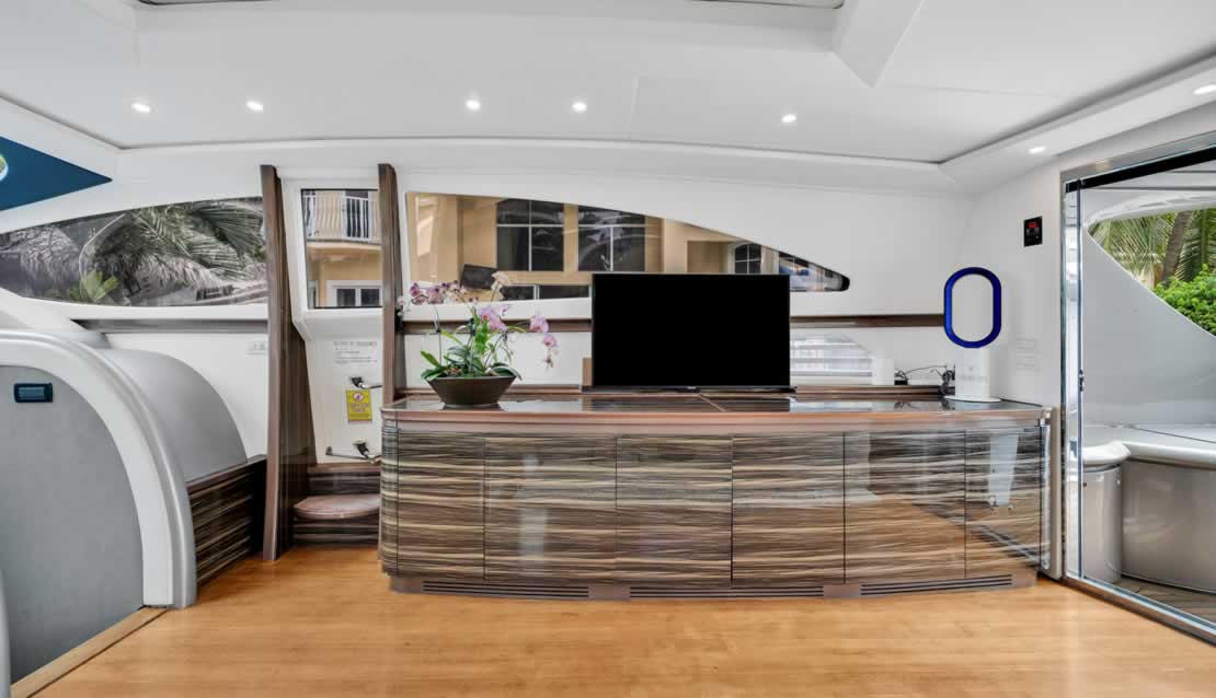 92 Pershing - Miami yacht rental