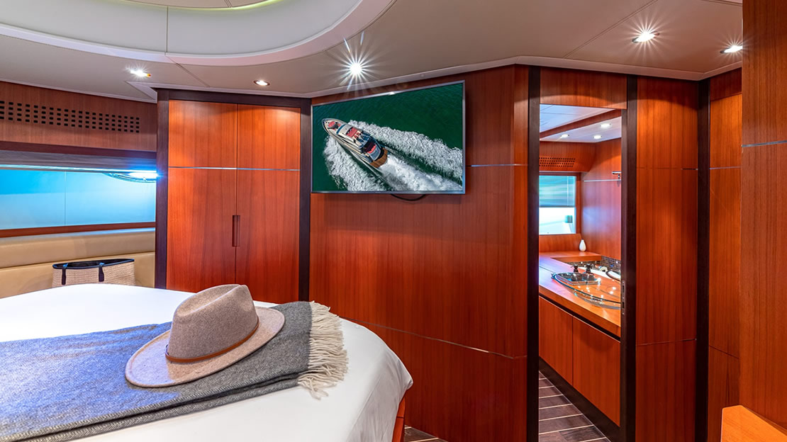 94 Pershing Sport - Miami yacht rental