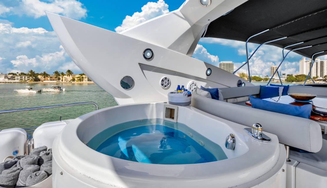 94 Sunseeker Jacuzzi - Miami yacht rental