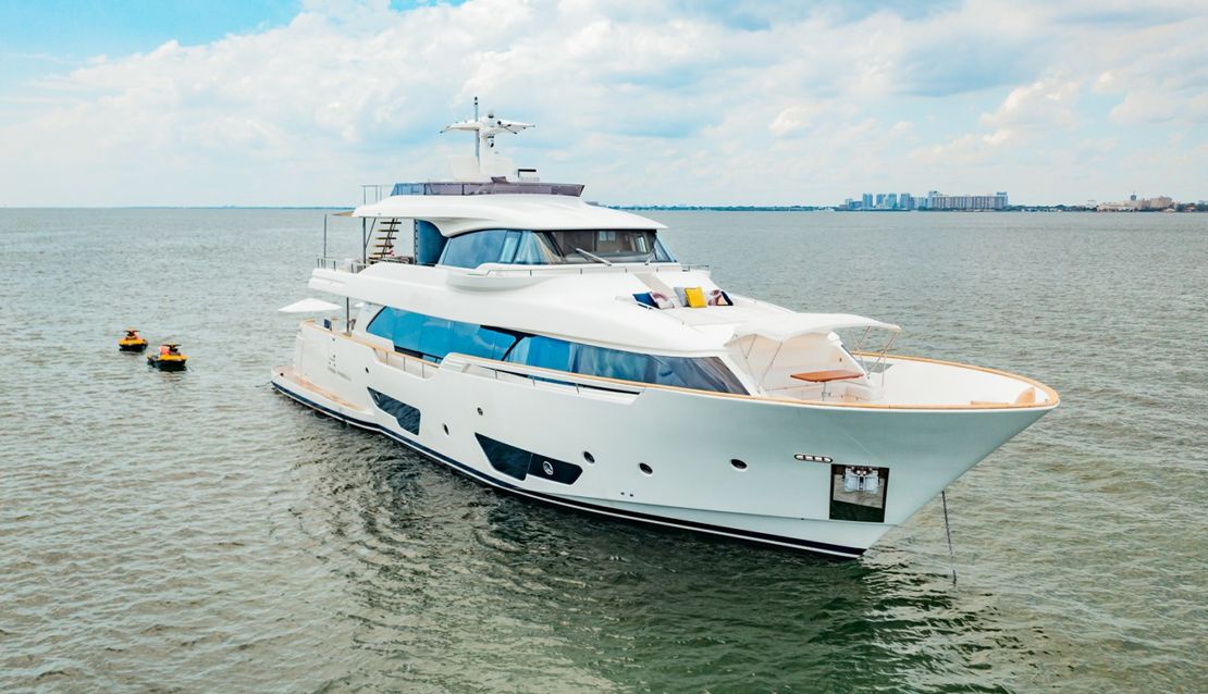 95 Custom Line - Miami yacht rental