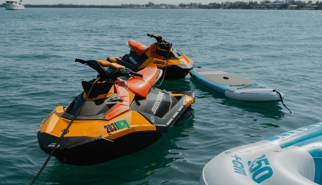 95 Custom Line - Miami yacht rental