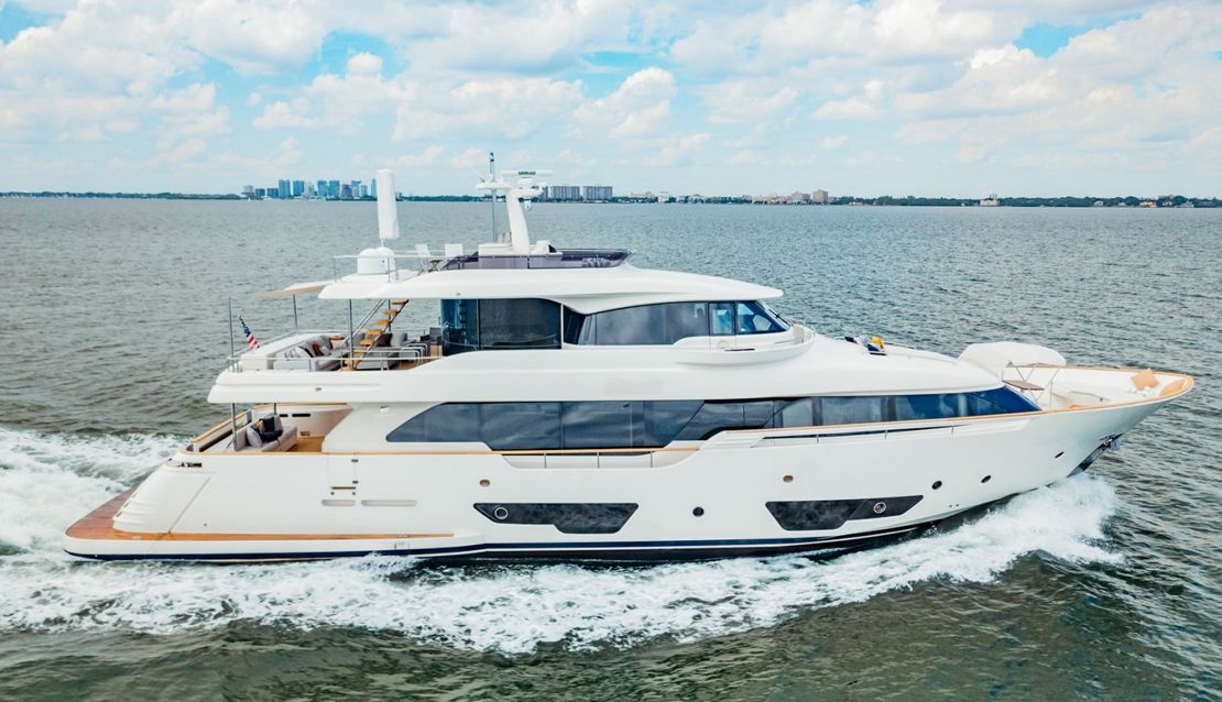 95 Custom Line - Miami yacht rental