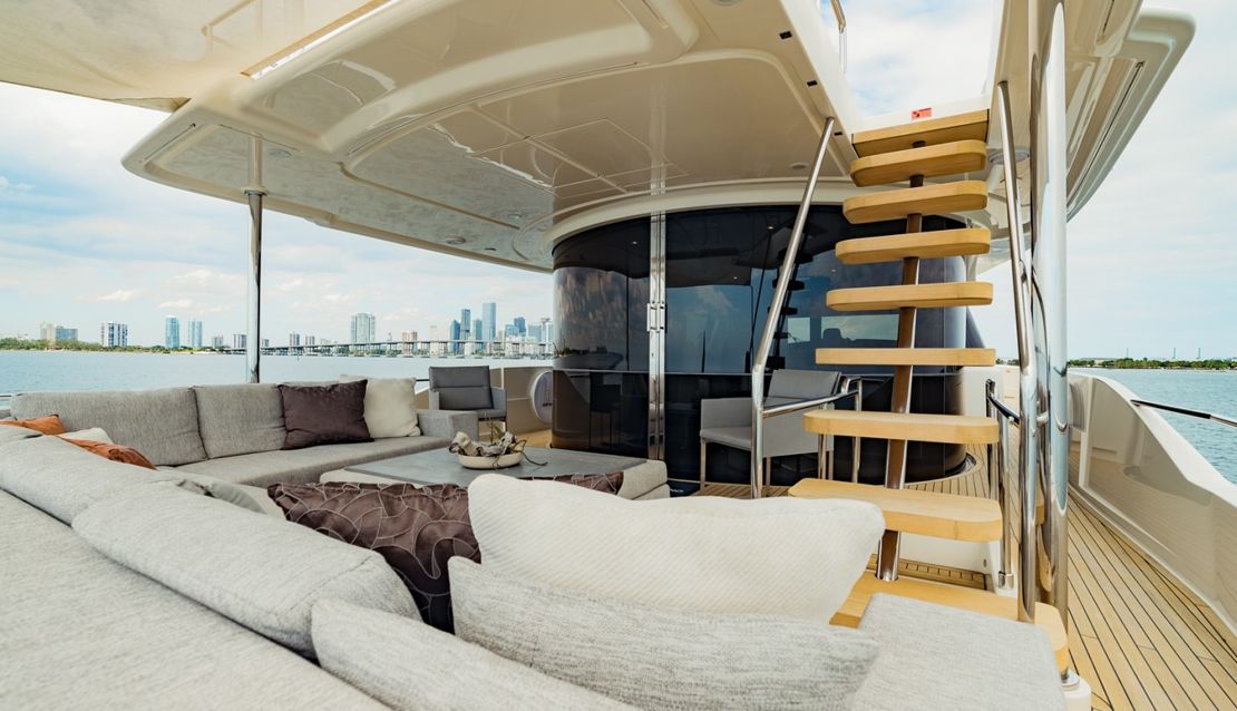95 Custom Line - Miami yacht rental