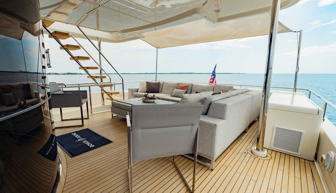 95 Custom Line - Miami yacht rental