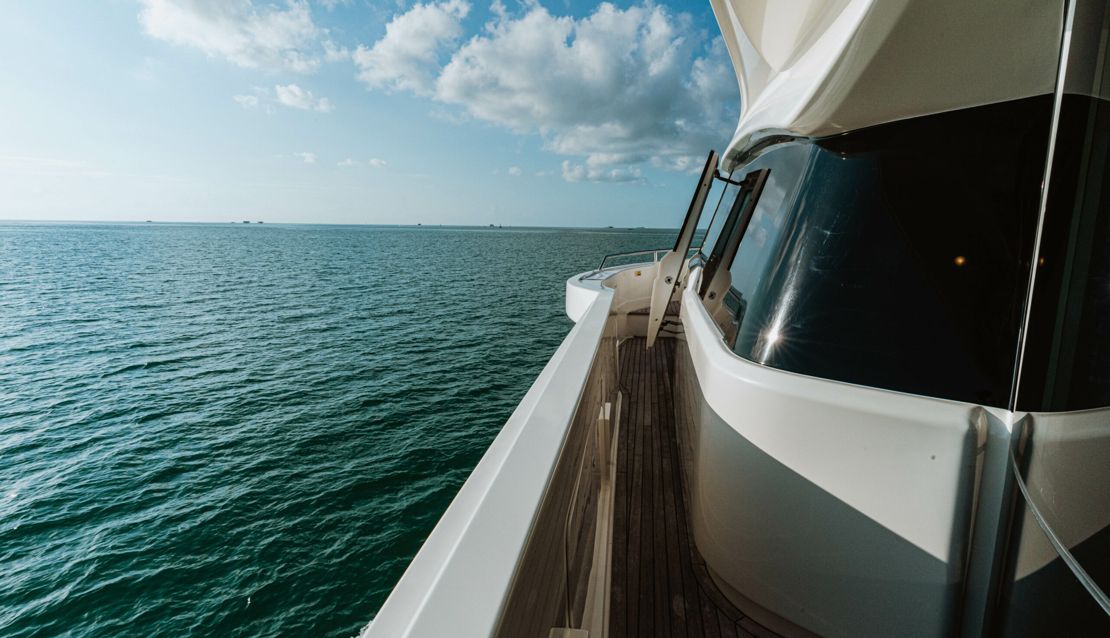95 Custom Line - Miami yacht rental