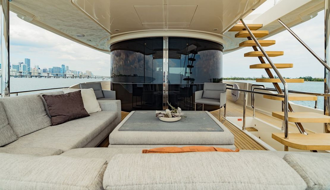 95 Custom Line - Miami yacht rental