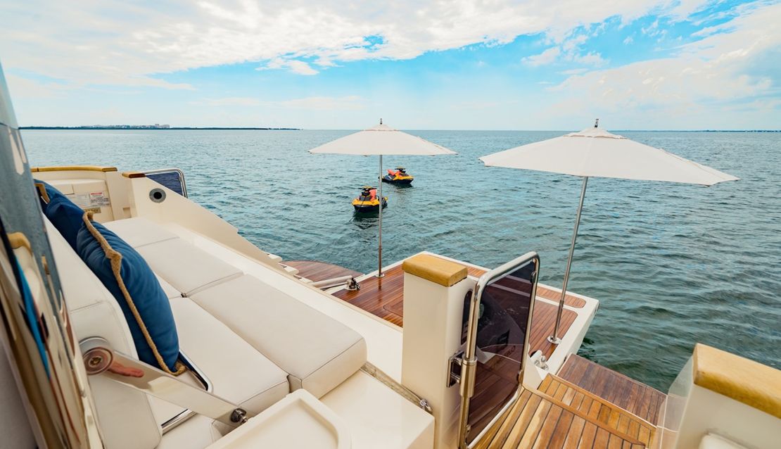 95 Custom Line - Miami yacht rental