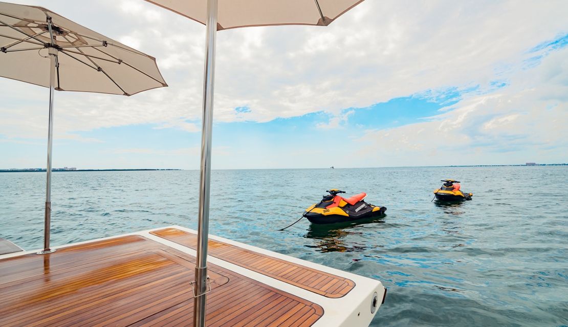 95 Custom Line - Miami yacht rental