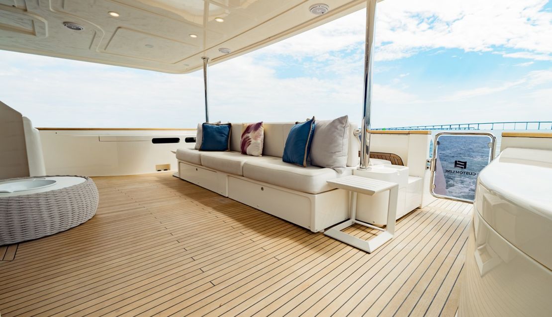 95 Custom Line - Miami yacht rental