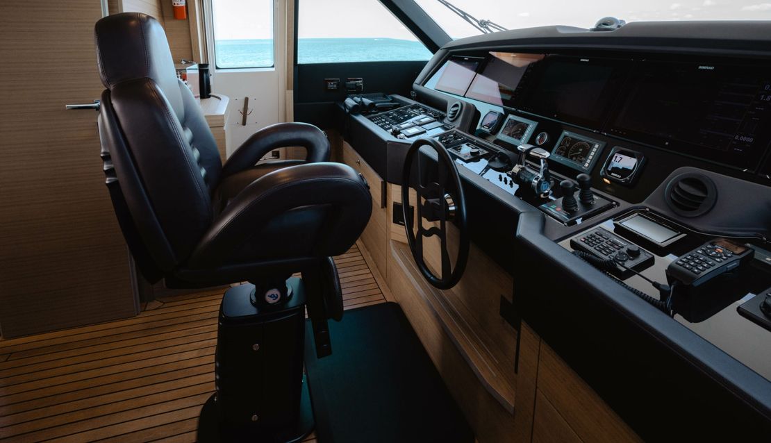 95 Custom Line - Miami yacht rental