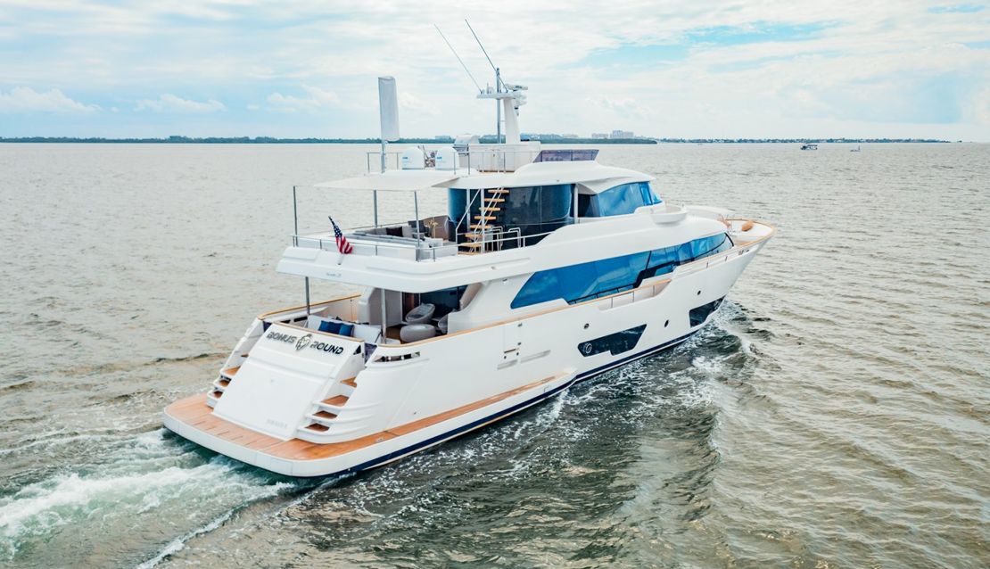 95 Custom Line - Miami yacht rental