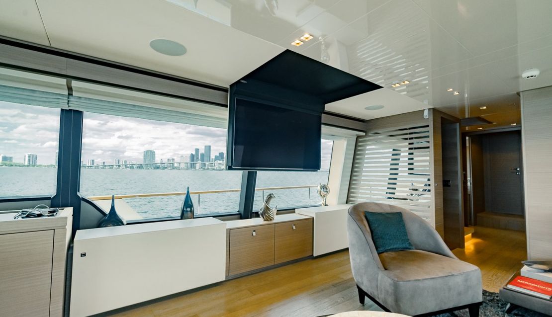 95 Custom Line - Miami yacht rental