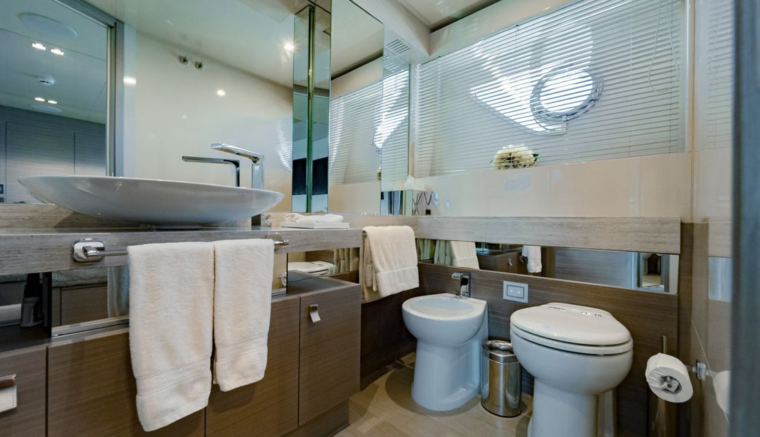 95 Custom Line - Miami yacht rental