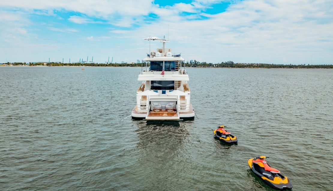 95 Custom Line - Miami yacht rental