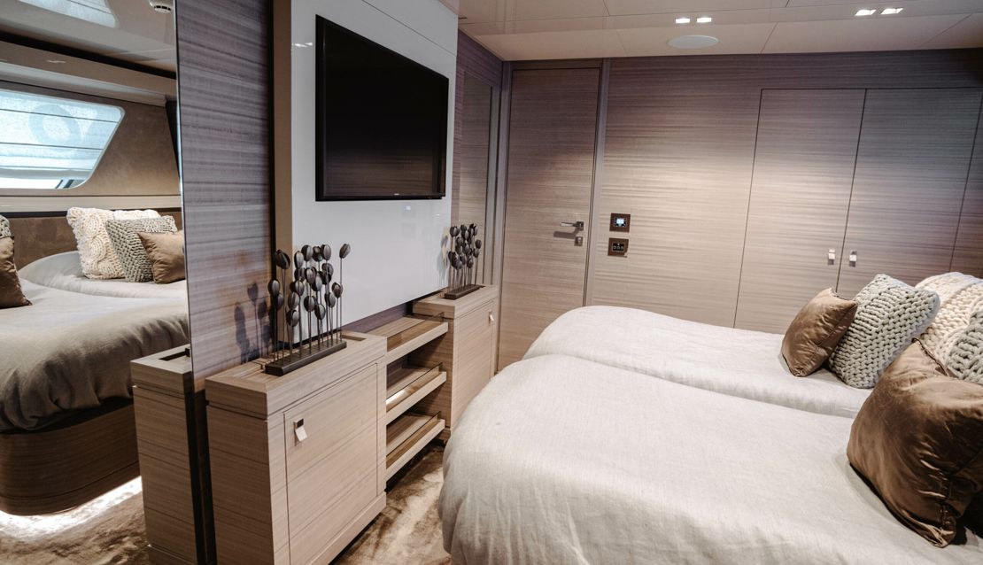 95 Custom Line - Miami yacht rental