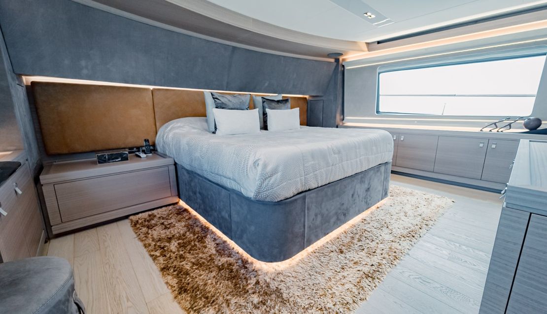 95 Custom Line - Miami yacht rental
