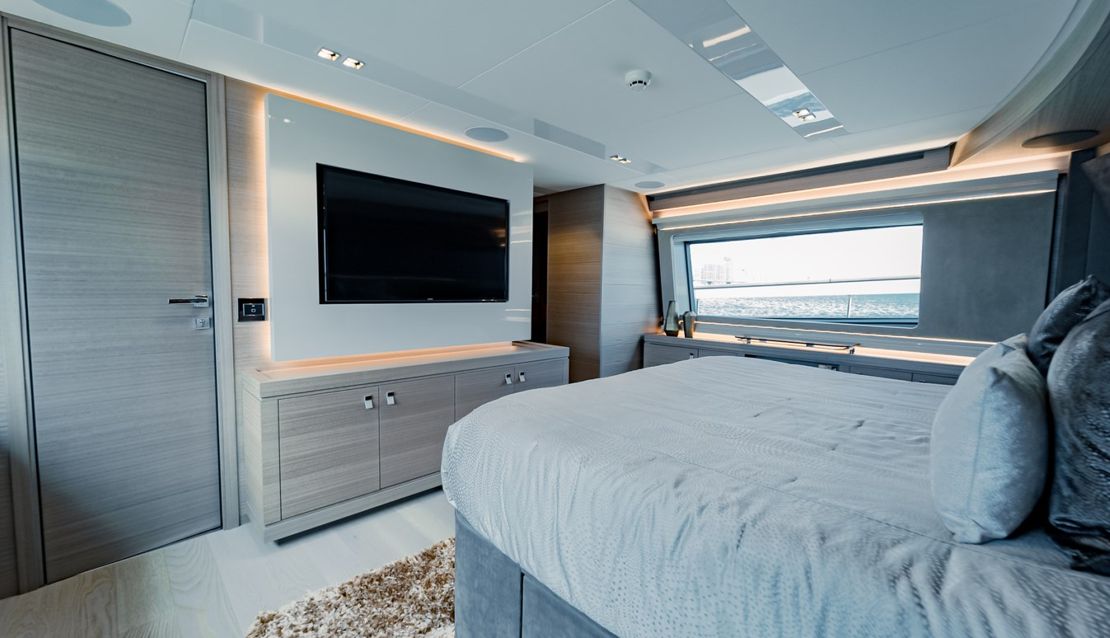 95 Custom Line - Miami yacht rental