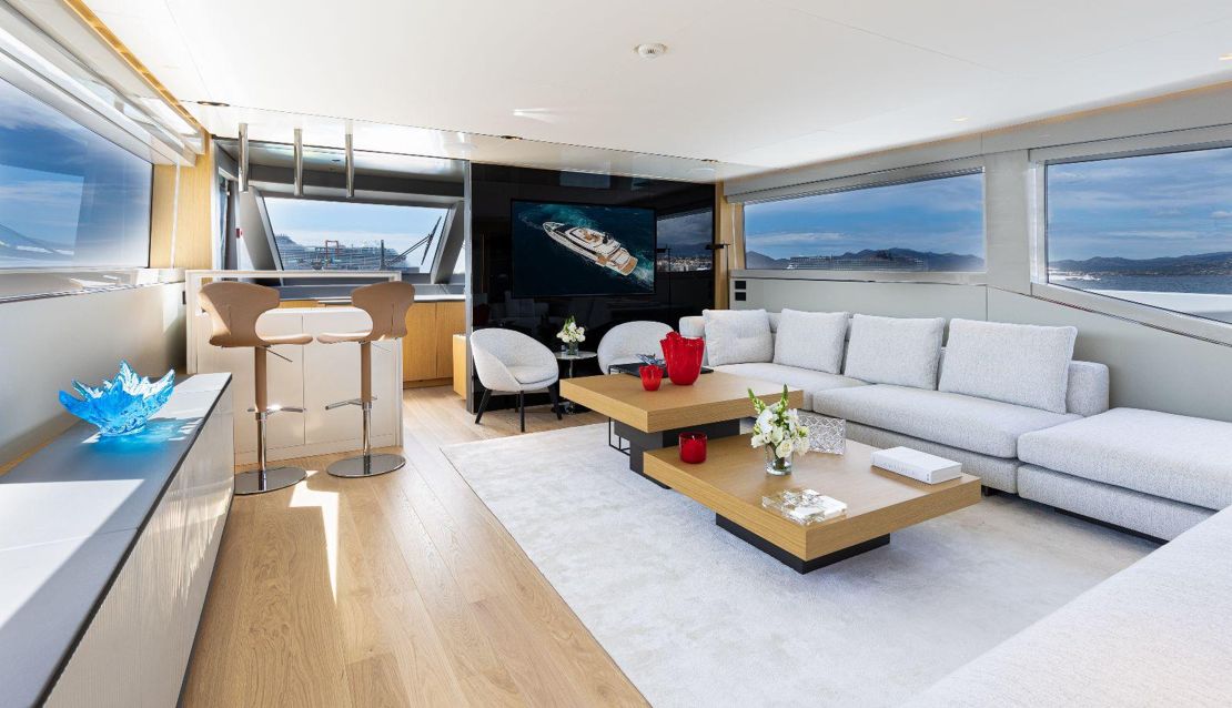 99 Custom Mega Yacht - Miami yacht rental