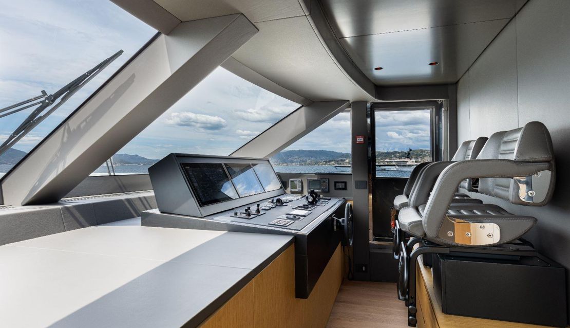 99 Custom Mega Yacht - Miami yacht rental