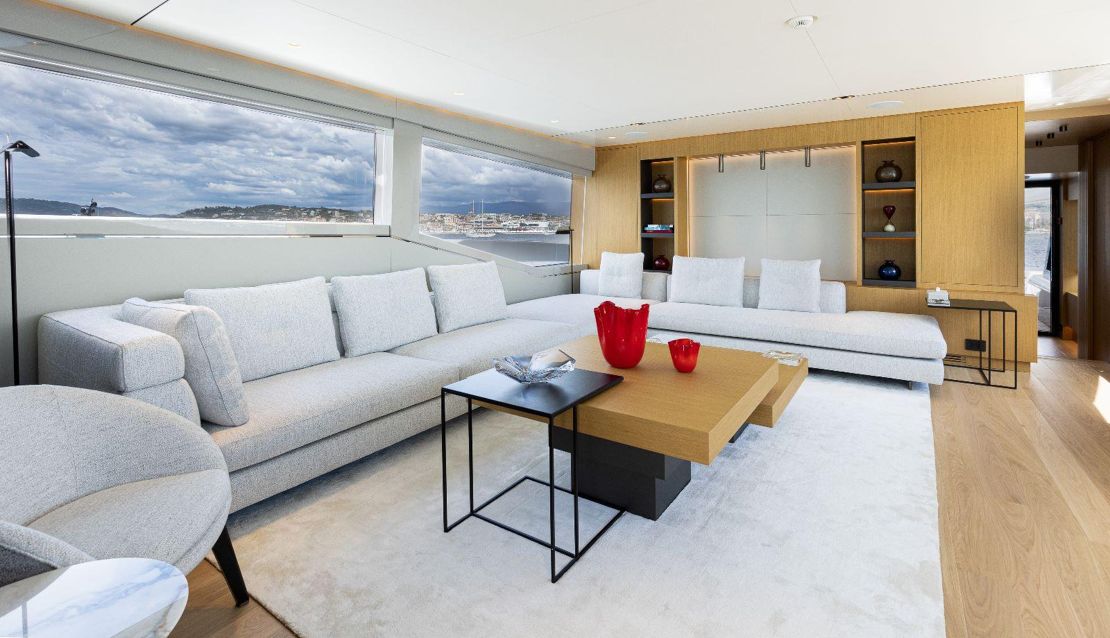 99 Custom Mega Yacht - Miami yacht rental