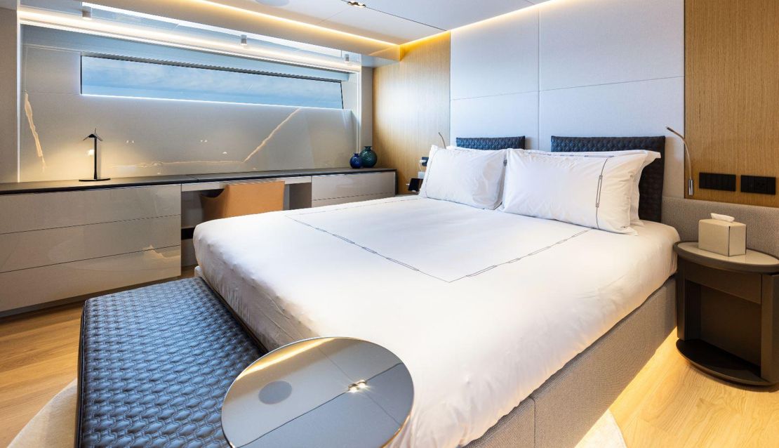 99 Custom Mega Yacht - Miami yacht rental