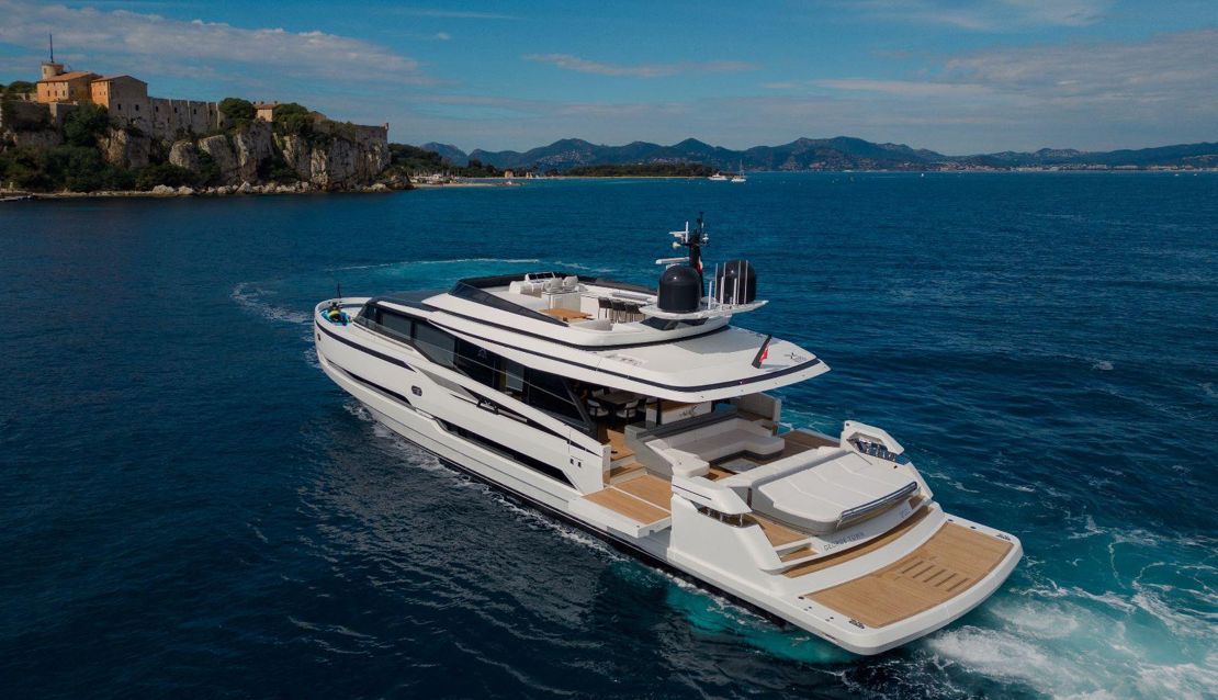 99 Custom Mega Yacht - Miami yacht rental