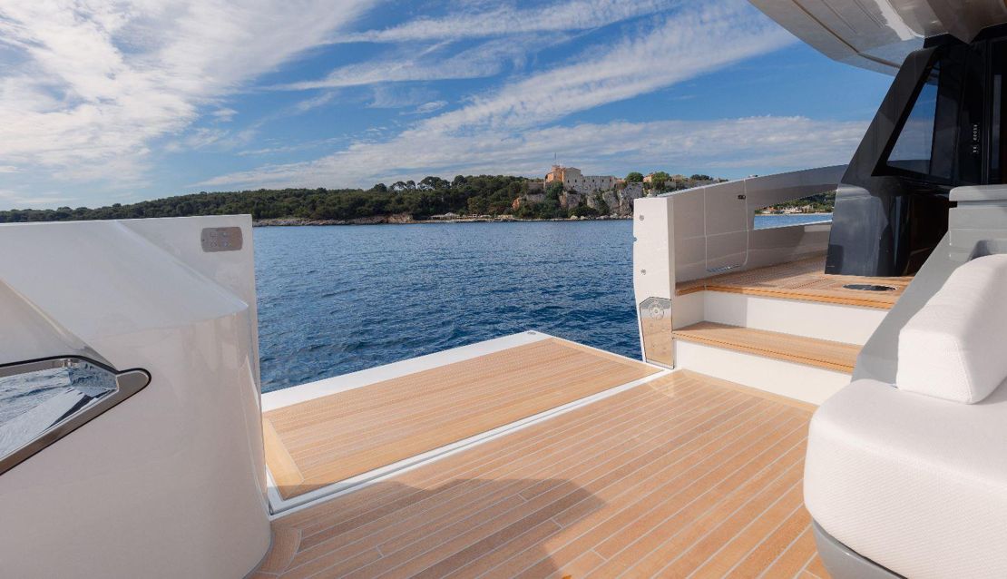 99 Custom Mega Yacht - Miami yacht rental